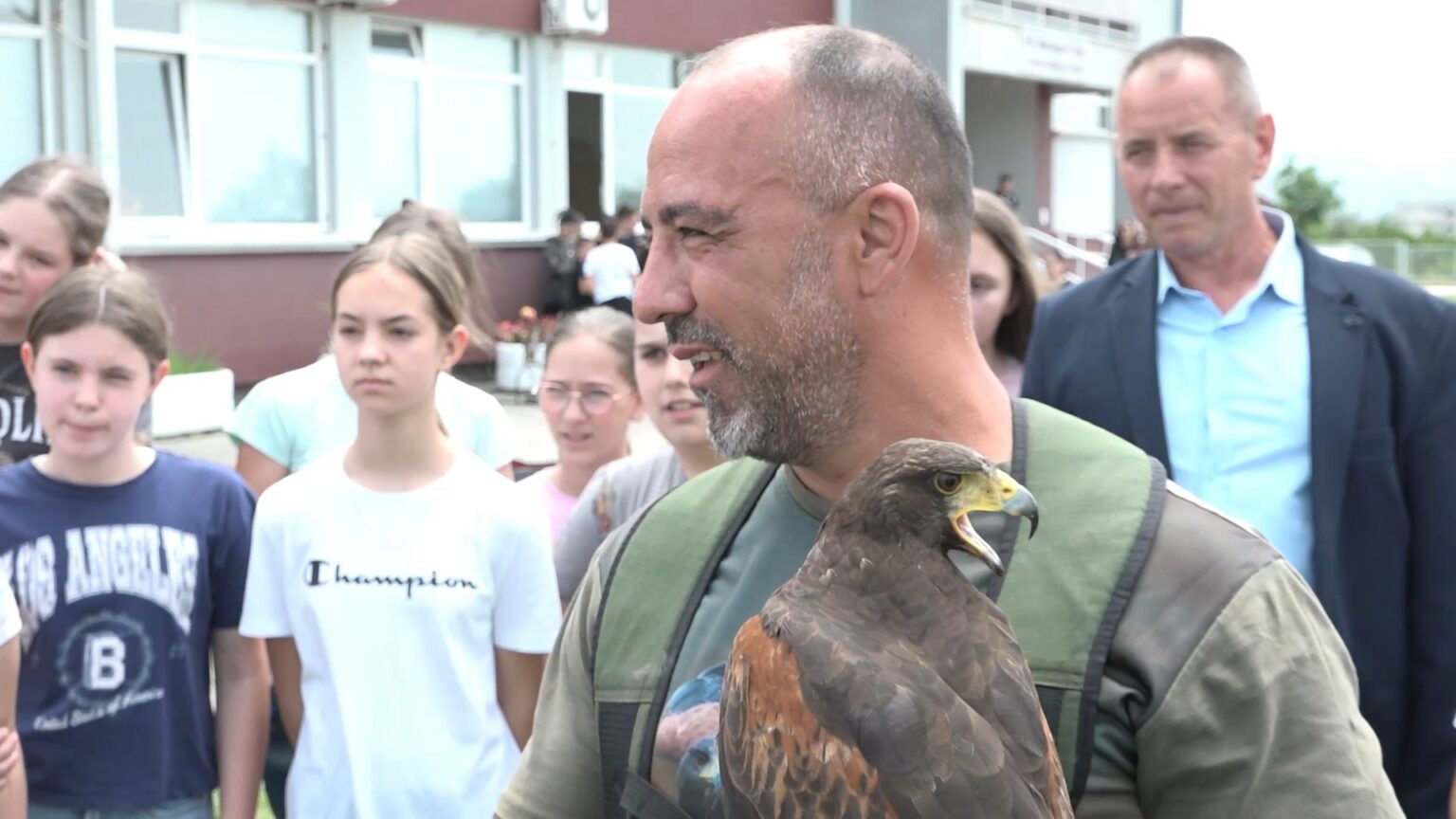 Najzanimljiviji čas biologije. Osnovci se družili sa sokolarima i učili o ovim pticama grabljivicama