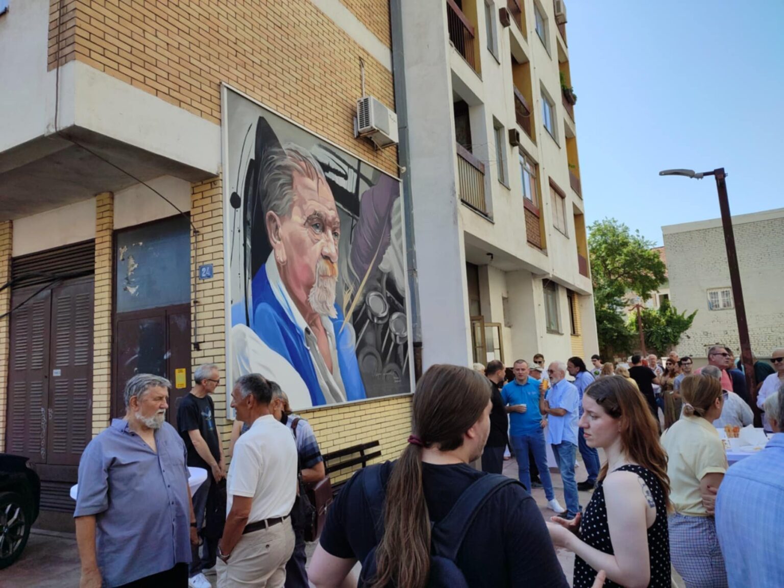 Otkriven mural doajenu niškog novinarstva Miloradu Doderoviću na zgradi u kojoj je živeo